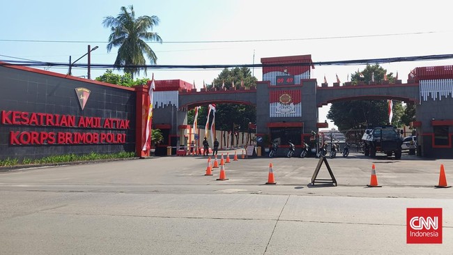 Satu unit kendaraan taktis (rantis) Brimob disiagakan di gerbang masuk Markas Komando (Mako) Brimob, Kelapa Dua, Depok, Senin (8/8).