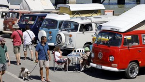 FOTO: Ratusan VW Kombi di Pantai Prancis Buai Memori 1970an