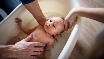 PERHATIKAN KEBERSIHAN AREA GENITAL HINGGA MENGERINGKAN KULIT BAYI