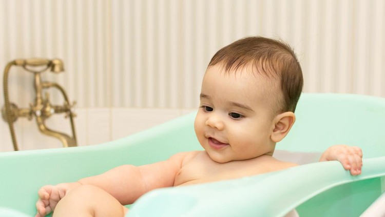 Perhatikan 5 Hal Ini saat Memakai Bak Mandi Bayi agar Tetap Aman Perhatikan 5 Hal Ini saat Memakai Bak Mandi Bayi agar Tetap Aman