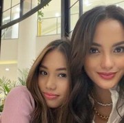 Seperti Kakak-Adik, Simak Gaya Modis Jasmine Abeng Bersama Ririn Ekawati