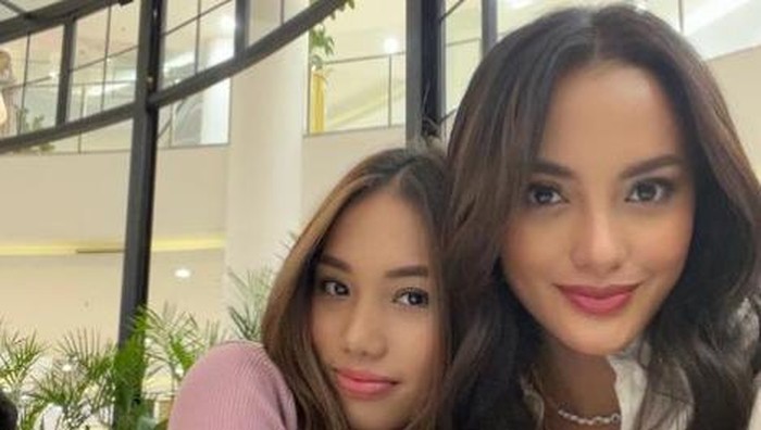 Seperti Kakak-Adik, Simak Gaya Modis Jasmine Abeng Bersama Ririn Ekawati