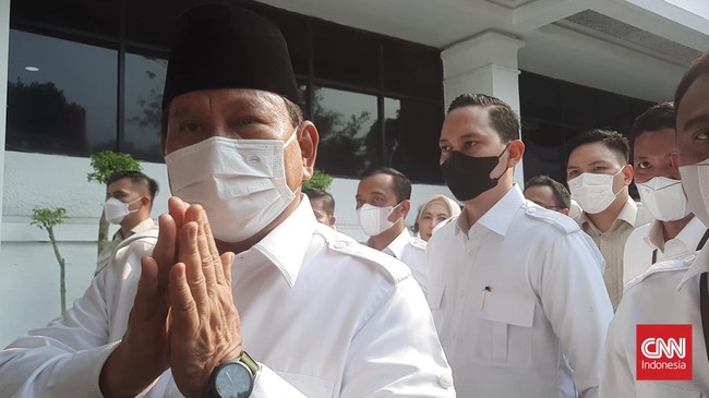 Prabowo tak bicara banyak saat diminta komentarnya soal dukungan Presiden Jokowi. Prabowo merasa tak perlu mengartikan dukungan itu.