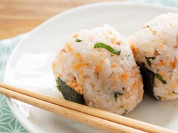 Resep Onigiri Salmon yang Praktis Dibuat untuk Bekal Spesial