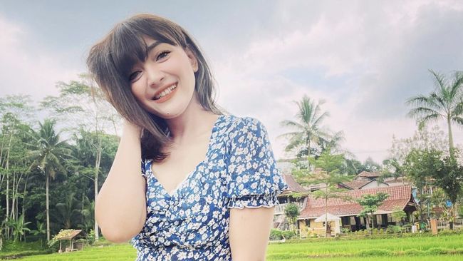Aktris Riesca Rose buka suara setelah namanya terseret jadi gunjingan netizen dalam kasus perceraian Sule dan Nathalie Holscher.