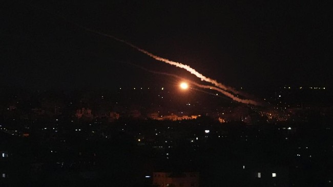Israel menghujani daerah sekitar RS Indonesia dengan bom dalam skala besar. Belum diketahui apakah bom tersebut mengenai langsung RS Indonesia.