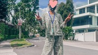 <p>Saat <em>Free Dress Day</em>, hari di mana semua guru dan murid memakai baju bebas di sekolahnya, Aisha sangat antusias mempersiapkan pakaiannya. “Si heboh dan super prepare harus tampil maksimal….kayak sapa deh,” tulis Denada. (Foto: Instagram @denadaindonesia)</p>