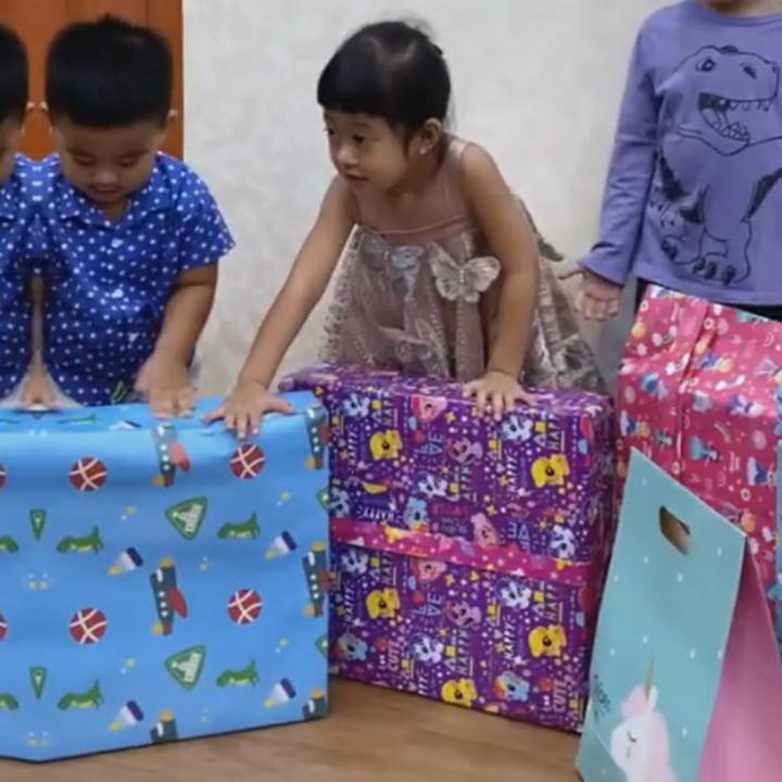 <p>Sedah mendapatkan banyak hadiah, lho. Ia tampak sangat antusias ingin tahu isi hadiahnya. (Foto: Instagram @bobbynst)</p>