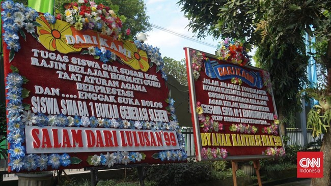 Karangan bunga membanjiri sekolah yang diduga memaksa seorang siswinya berjilbab di Bantul, Yogyakarta, Senin (8/8).