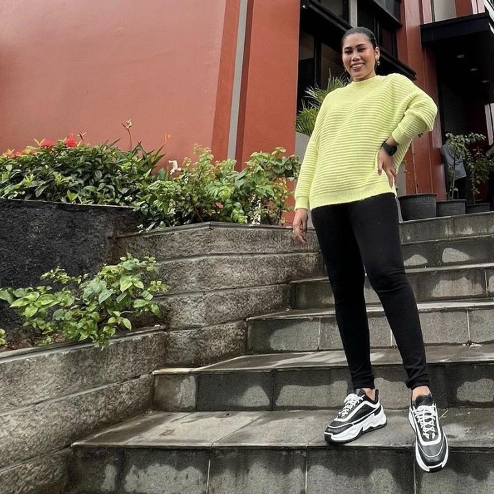 <p>Evi Masamba kini sedang menjalani kehamilan ketiganya, buah hati dari pernikahan dengan Arif Hajriyanto. Sebelumnya, pedangdut kelahiran Pattimang, Sulawesi Selatan ini mengalami keguguran saat hamil anak keduanya. (Foto: Instagram @evi_masamba_real)</p>