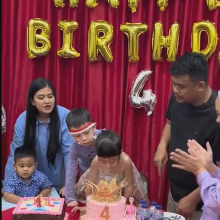 <p>Setelah itu, Sedah meniup lilin di kue ulang tahunnya. Ia tampil cantik mengenakan gaun bernuansa merah muda bermotif kupu-kupu. (Foto: Instagram @bobbynst)</p>