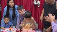 <p>Setelah itu, Sedah meniup lilin di kue ulang tahunnya. Ia tampil cantik mengenakan gaun bernuansa merah muda bermotif kupu-kupu. (Foto: Instagram @bobbynst)</p>