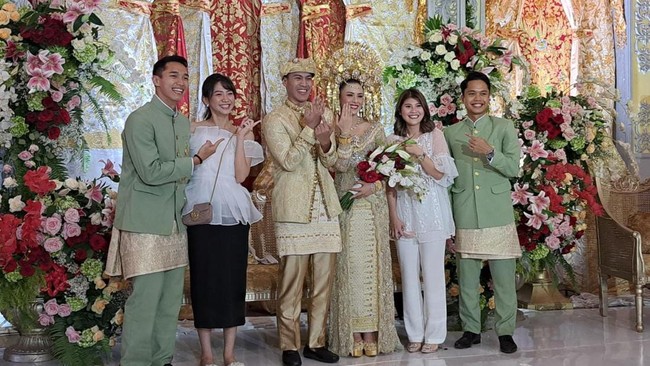 Atlet badminton tunggal putra Shesar Hiren Rhustavito melepas masa lajang dengan menikahi Mitha Hardiyanti.