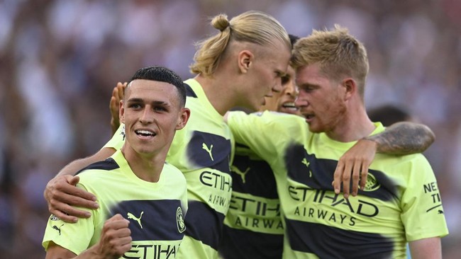 Dua kesebelasan asal kota Manchester mengalami nasib berbeda sehingga terpaut jarak tiga poin pada klasemen Liga Inggris pekan pertama.