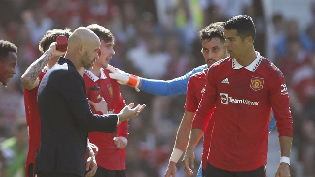 Erik Ten Hag memuji keberadaan Cristiano Ronaldo di dalam lapangan dalam laga MU vs Brighton, Minggu (7/8).