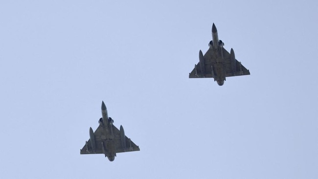 Taiwan siagakan jet tempur, angkatan laut, hingga mengaktifkan sistem rudal menanggapi kehadiran 34 pesawat militer dan sembilan kapal perang China.