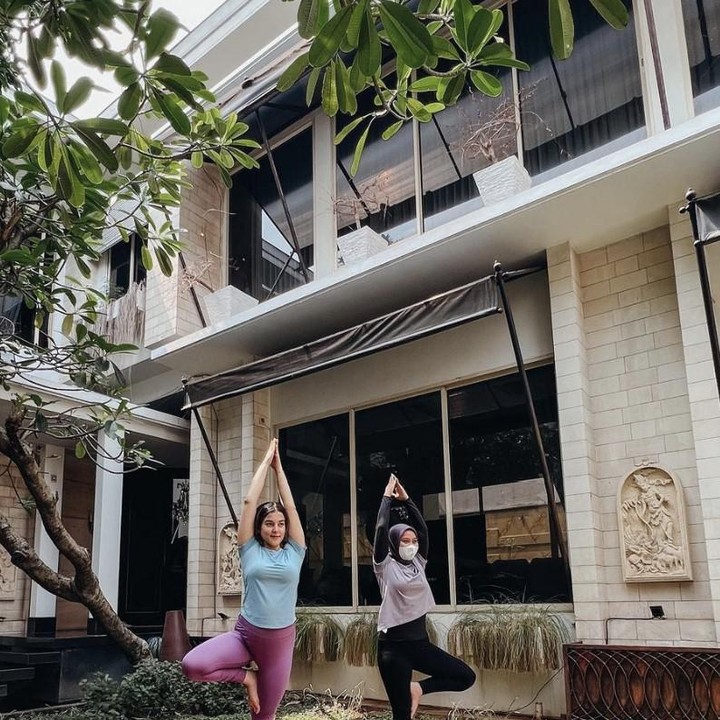 <p>Tasya juga terlihat aktif berolahraga yoga untuk bumil, lho Bunda. Yoga memang bermanfaat untuk melancarkan sirkulasi darah dan mengurangi stres selama mengandung.(Foto: Instagram @tasyafarasya)</p>