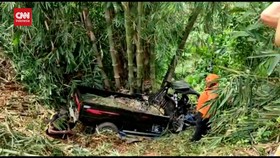 VIDEO: Mobil Pikap Masuk Jurang di Ciamis, 7 Orang Tewas