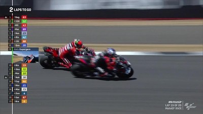 img-title VIDEO: Duel Sengit Bagnaia vs Vinales Jelang Finis MotoGP Inggris