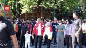 VIDEO: Jokowi Jalan Santai Bareng Ganjar dan Erick Thohir di Solo