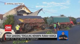 VIDEO: Truk Gandeng Terguling Menimpa Rumah Warga