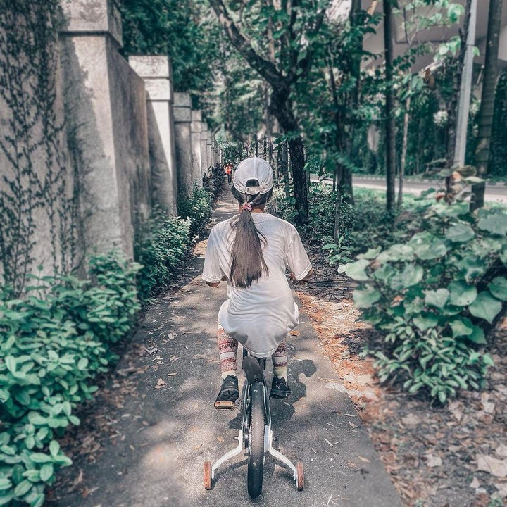 <p>Wah ternyata Aisha suka bersepeda nih. “Nemenin Boss naik sepeda. Aisha belum <em>bs</em> naik sepeda roda 2, Om dan Tante. Sepeda ini hadiah ulang taun dari aku pas birthday dia Desember kemaren,” kata Denada sebagai <em>caption</em>. (Foto: Instagram @denadaindonesia)</p>