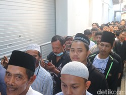 Pagi-pagi Ribuan Warga Berebut Nasi Jangkrik Buka Luwur Sunan Kudus