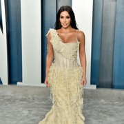 5 Gaya Stylish Kim Kardashian Pakai Gaun Vintage! Ada yang Hadiah dari Kanye West