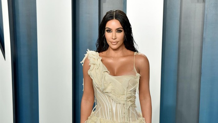 5 Gaya Stylish Kim Kardashian Pakai Gaun Vintage! Ada yang Hadiah dari Kanye West