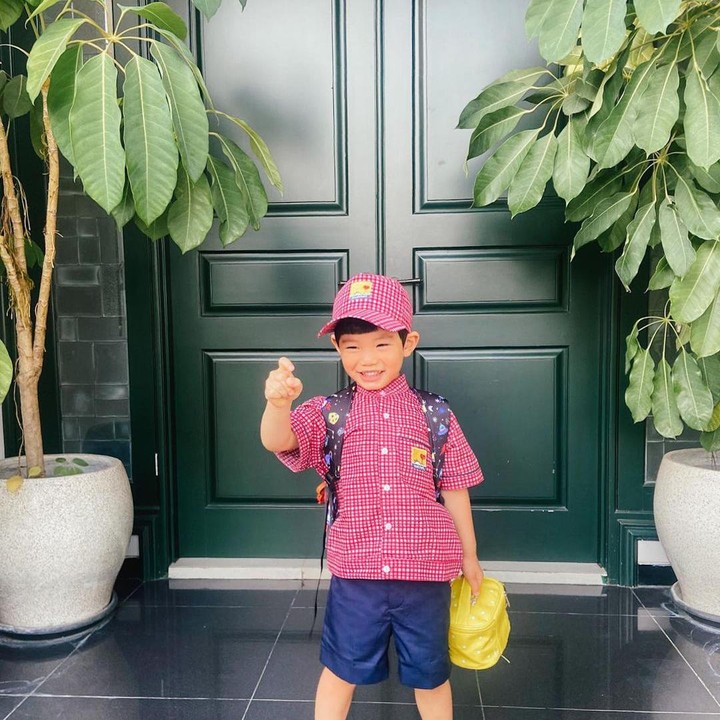 <p>Arthur juga kini sudah sekolah. Ini OOTD-nya saat bersekolah di hari pertama. <em>“First days of school,”</em> tulis Tiffany pada keterangan foto di Instagramnya. (Foto: Instagram @tiffanysoetanto)</p>