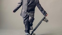 <p>Arthur juga tak kalah keren saat menggunakan setelan jas bernuansa hitam. Ia berpose dengan <em>skateboard</em>-nya bak seorang model cilik. (Foto: Instagram @arthurmiles.po)</p>