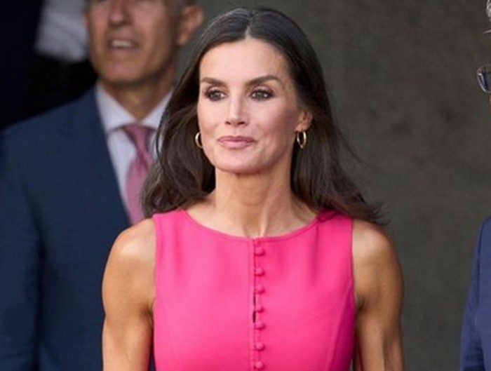 Aturan berbusana keluarga kerajaan yang dilanggar oleh Ratu Letizia dari Kerajaan Spanyol (Ratu Letizia/Foto: instagram.com/royalstylewatch)