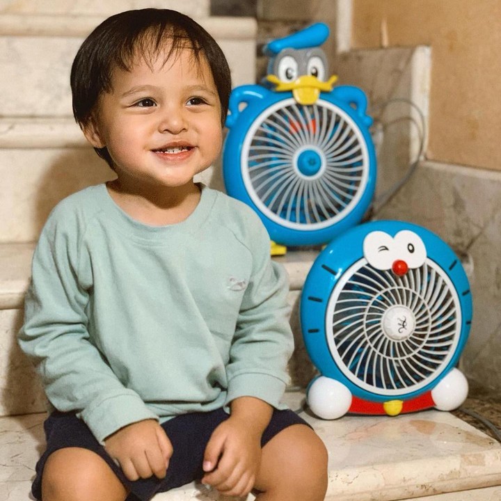 <p>Awalnya Arrasya takut kipas angin dan <em>hair dryer</em>, tapi Tasya dan Randi selalu menenangkannya dengan mengatakan kata, <em>"Gapapa".</em> Tak disangka, pada akhirnya Arrasya malah suka kipas angin. (Foto: Instagram @tasyakamila)</p>