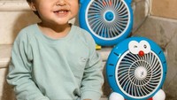 <p>Awalnya Arrasya takut kipas angin dan <em>hair dryer</em>, tapi Tasya dan Randi selalu menenangkannya dengan mengatakan kata, <em>"Gapapa".</em> Tak disangka, pada akhirnya Arrasya malah suka kipas angin. (Foto: Instagram @tasyakamila)</p>