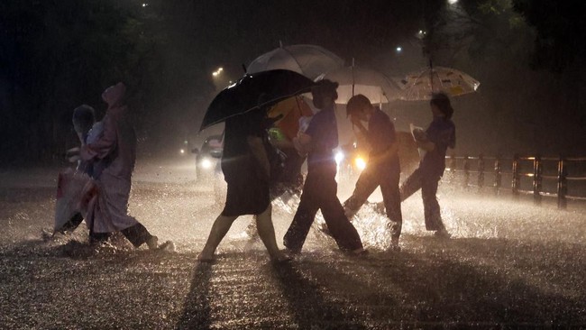 Banjir yang menerjang Seoul sejumlah wilayah lain di Korea Selatan pada Senin (8/8) mengakibatkan tujuh orang meninggal dunia dan enam lainnya hilang.