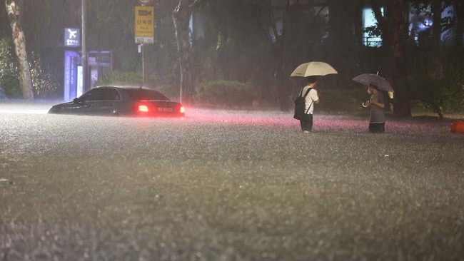 China tolak dialog militer dengan Pentagon AS hingga banjir bandang landa ibu kota Korsel Seoul, berikut Kilas Internasional pagi ini.
