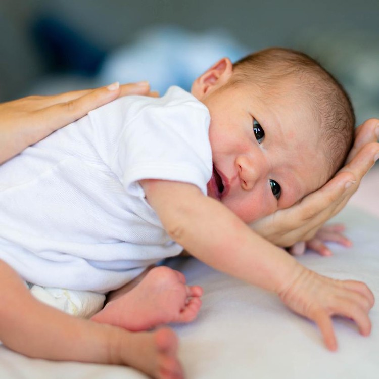 bayi cegukan Penyebab dan cara mengatasi bayi cegukan