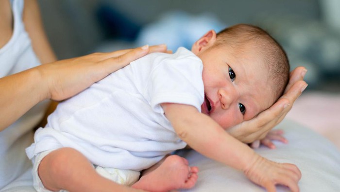 Penyebab dan cara mengatasi bayi cegukan