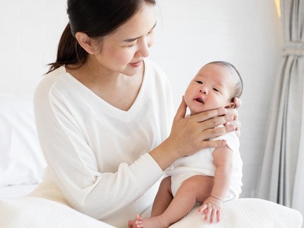 5 Cara Mengatasi Cegukan pada Bayi Usia 0-6 Bulan, Sudah Lakukan Bun?