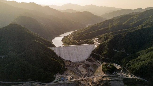 Korea Utara dikabarkan membuka pintu air satu bendungan di perbatasan dengan Korea Selatan untuk menghindari banjir akibat hujan lebat pada Senin (8/8).