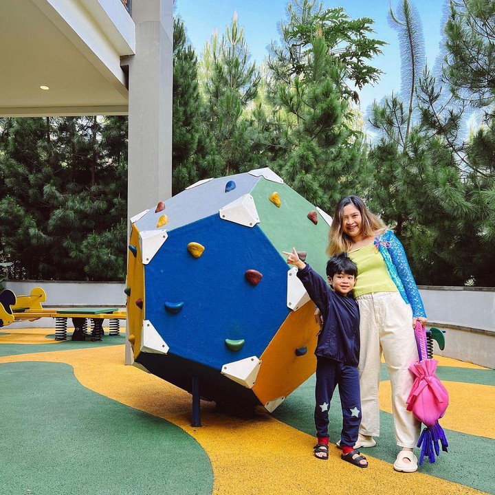<p>Berusia 5 tahun, Badha akan menjadi abang, nih Bunda. Badha pun kerap muncul dalam unggahan-unggahan Dewi. (Foto: Instagram @peonyandherself)</p>