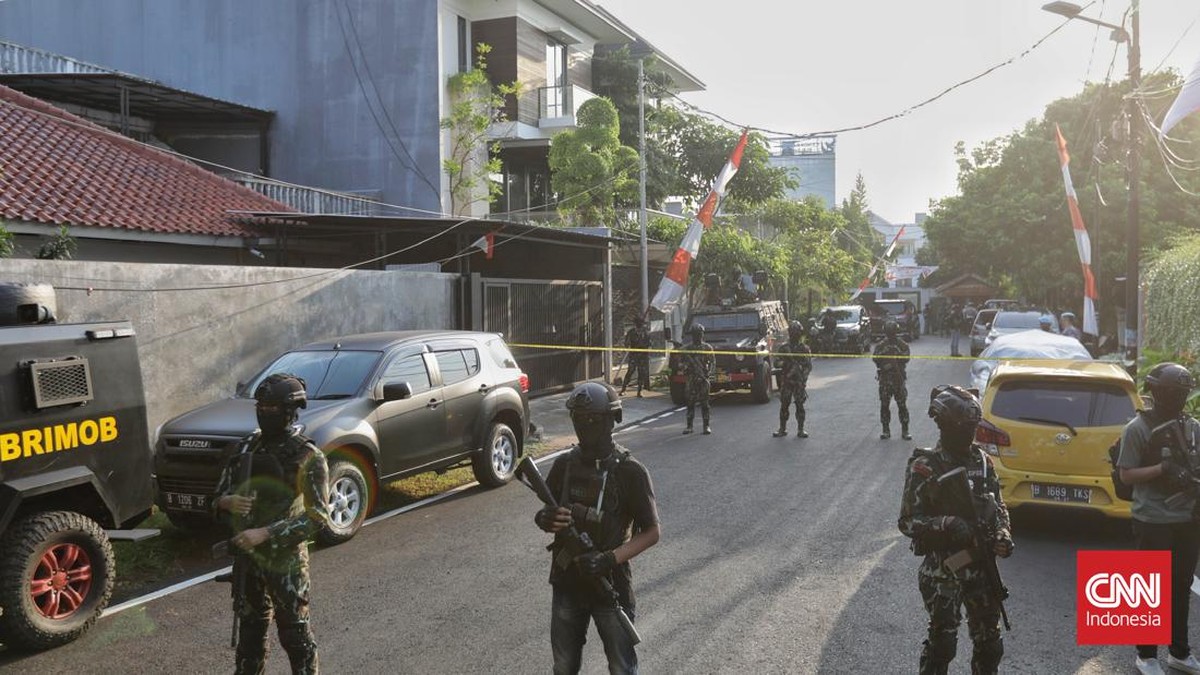 FOTO: Personel Brimob Jaga Ketat Rumah Ferdy Sambo