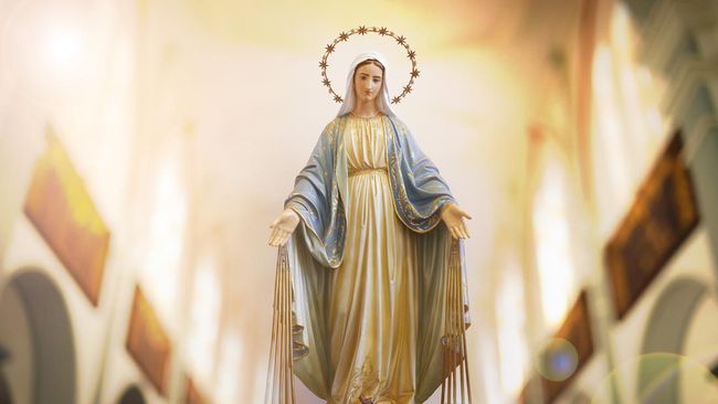 Dalam tradisi Katolik, bulan Agustus secara khusus didedikasikan untuk hati Maria yang tak bernoda.