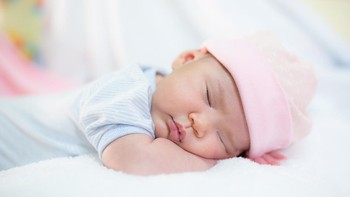 Catat Bun! Durasi dan Jadwal Tidur Bayi Usia 0-6 Bulan untuk Tumbuh Kembangnya