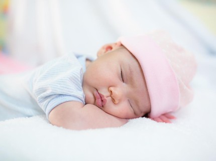 5 Cara Mengatasi Bayi Baru Lahir Begadang Setiap Malam, Kenalkan Siang & Malam