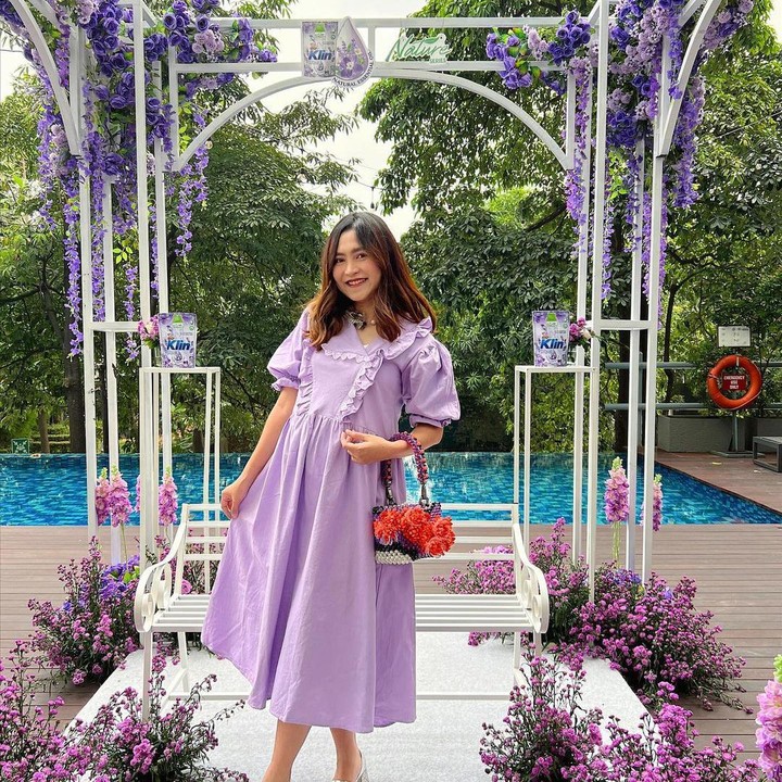 <p>Dari unggahan di Instagramnya, Dewi terlihat gemar mengenakan busana dengan warna cerah dan longgar yang membuatnya selalu terlihat fresh dan ceria, bahkan saat sedang hamil lho Bunda. (Foto: Instagram @peonyandherself)</p>