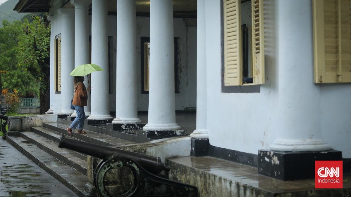 FOTO: Luruh Buram Wajah Istana VOC di Banda Neira