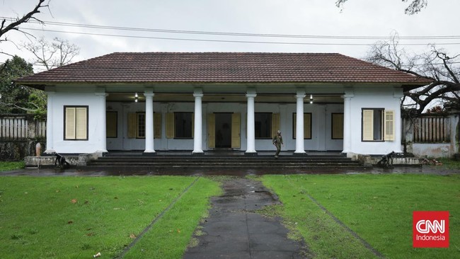 FOTO: Luruh Buram Wajah Istana VOC di Banda Neira