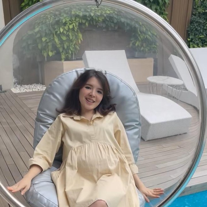 <p>Grat pun tetap melakukan aktivitasnya, ia sempat terlihat berkunjung ke kediaman Titi Kamal, lho Bunda. (Foto: Instagram @kenandgrat)</p>