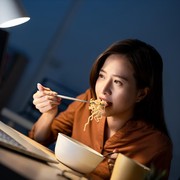 Meski Praktis, Konsumsi Semangkuk Mi Instan Saat Sahur Ternyata Datangkan Deretan Efek Negatif Berikut Ini!